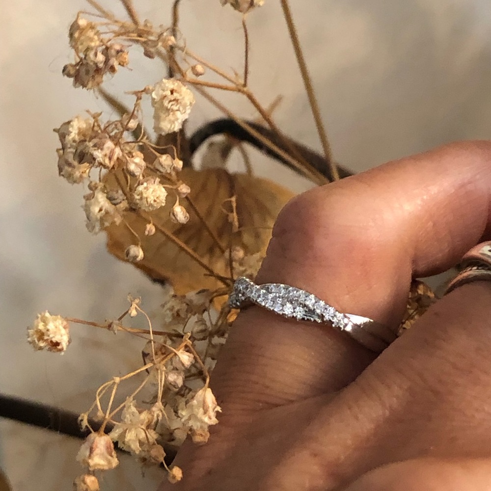!🌹14K White Gold Infinity Twist Band🌹 - Picture 2 of 8